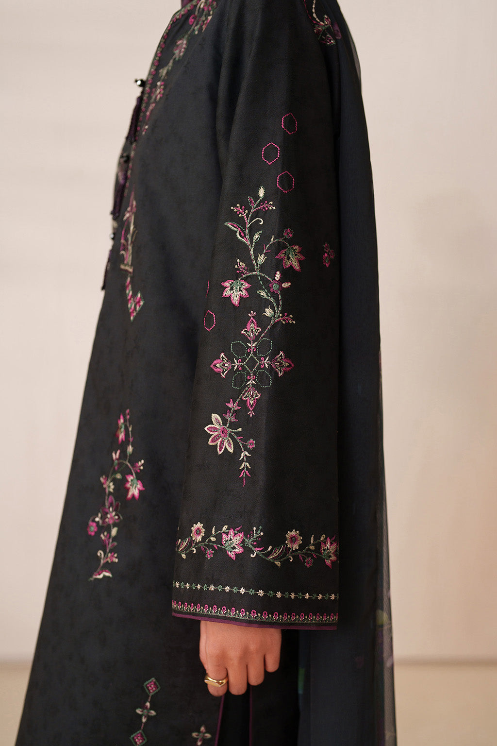 UE-595 Embroidered Lawn