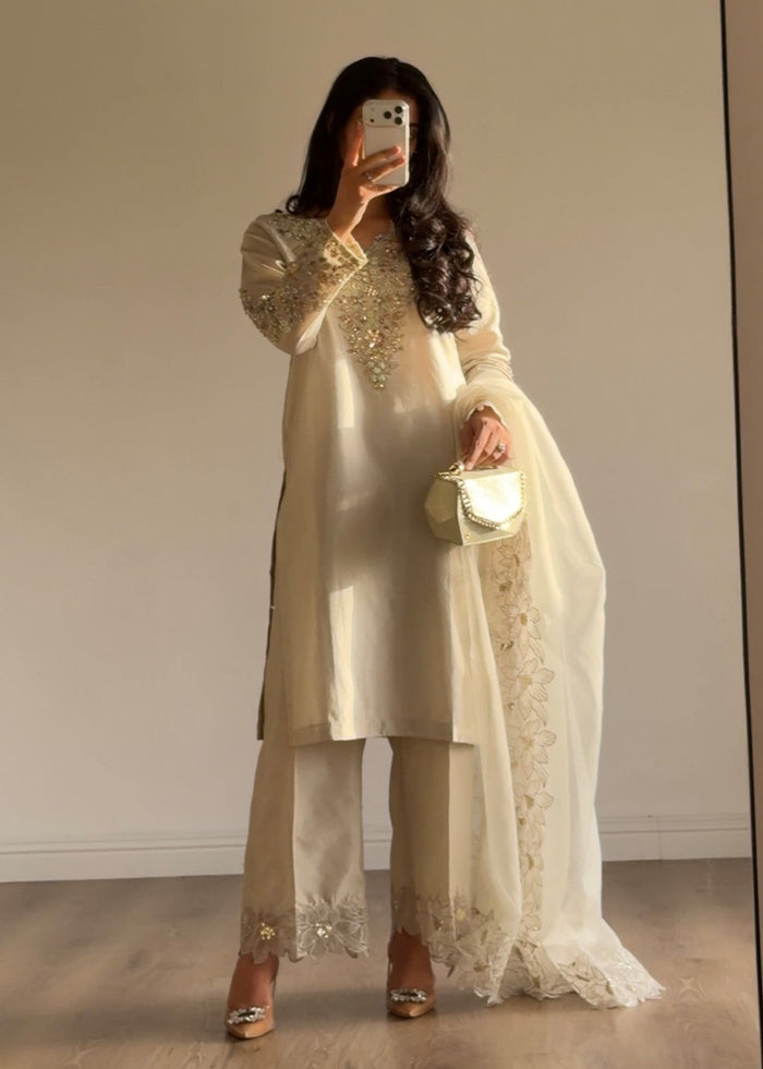 2582A Embroidered 3 Piece